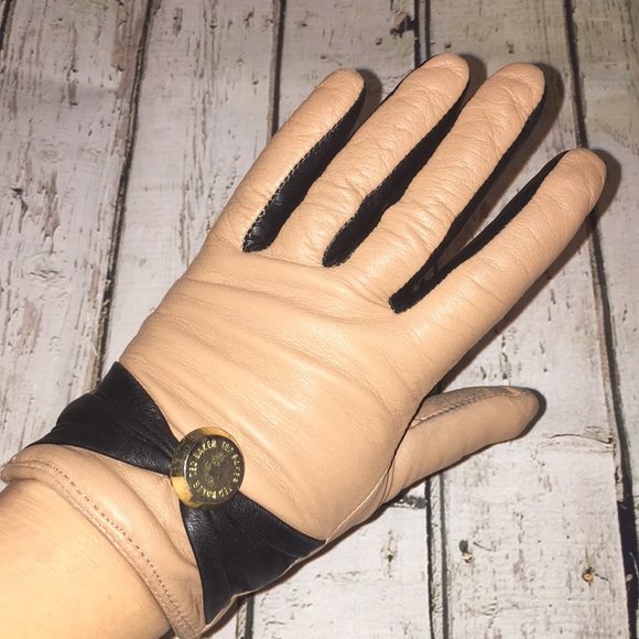 TED BAKER leather gloves w/black bow & hardware - Picture 3 of 8